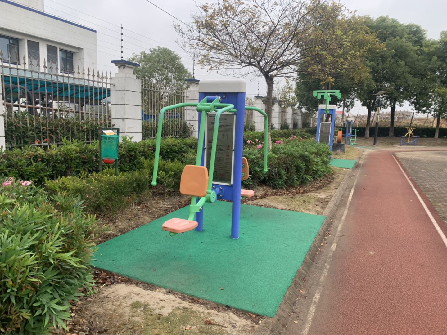 双立柱前推训练器