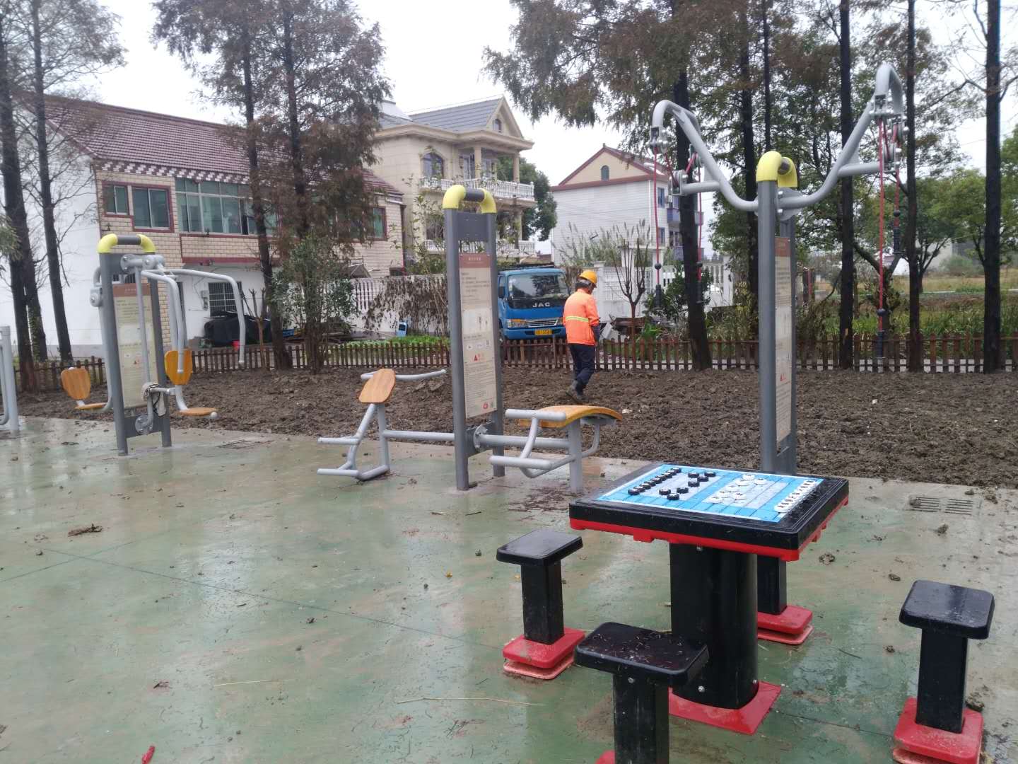 柘林镇新寺村骑塘5组市民益智健身苑点