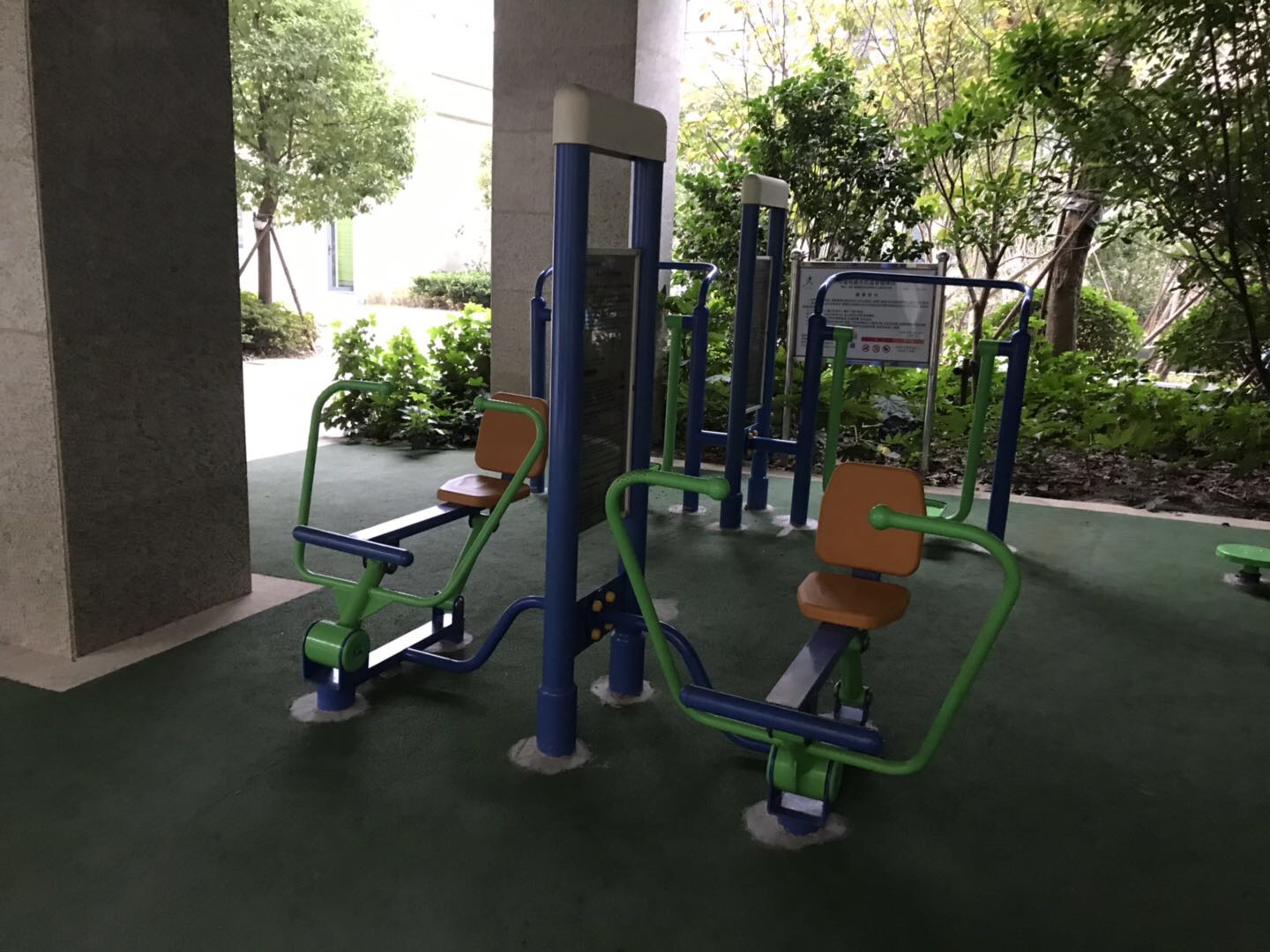 双立柱平推平拉训练器