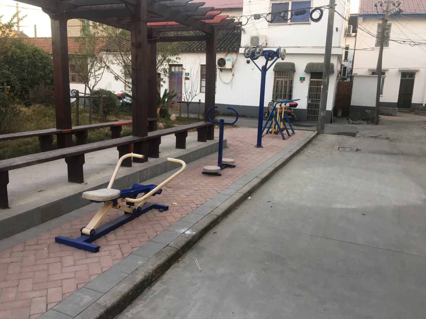 东风村4队健身点