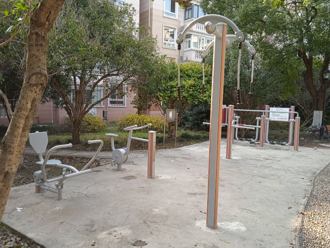 耀华三村健身点