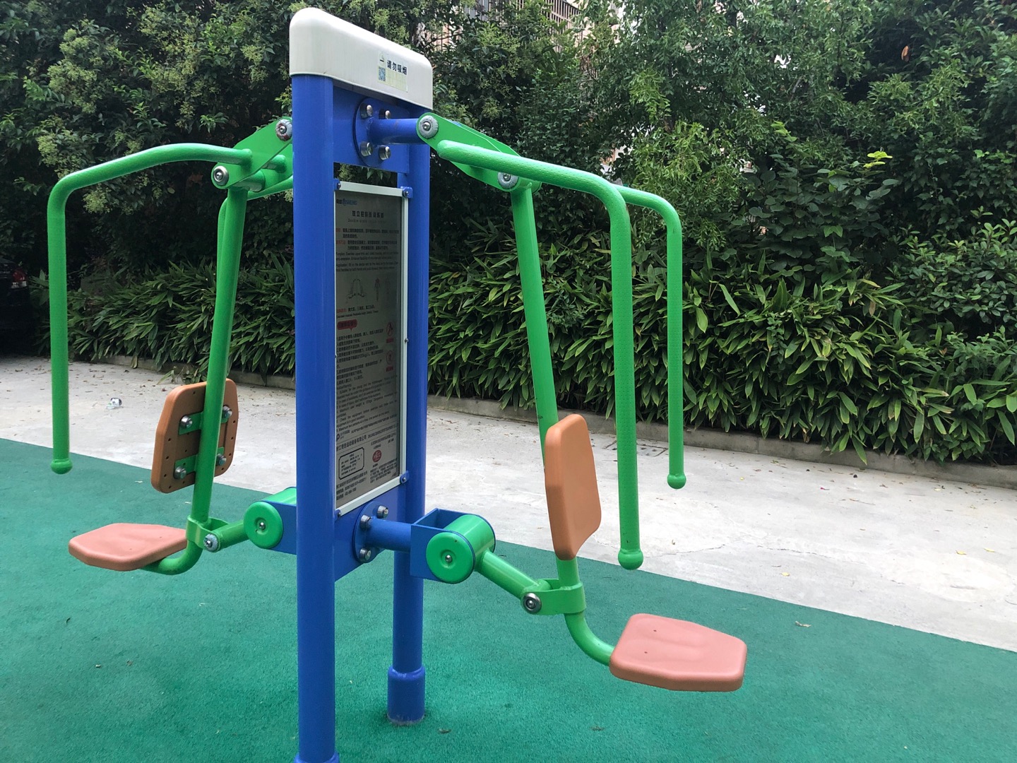 双立柱前推训练器