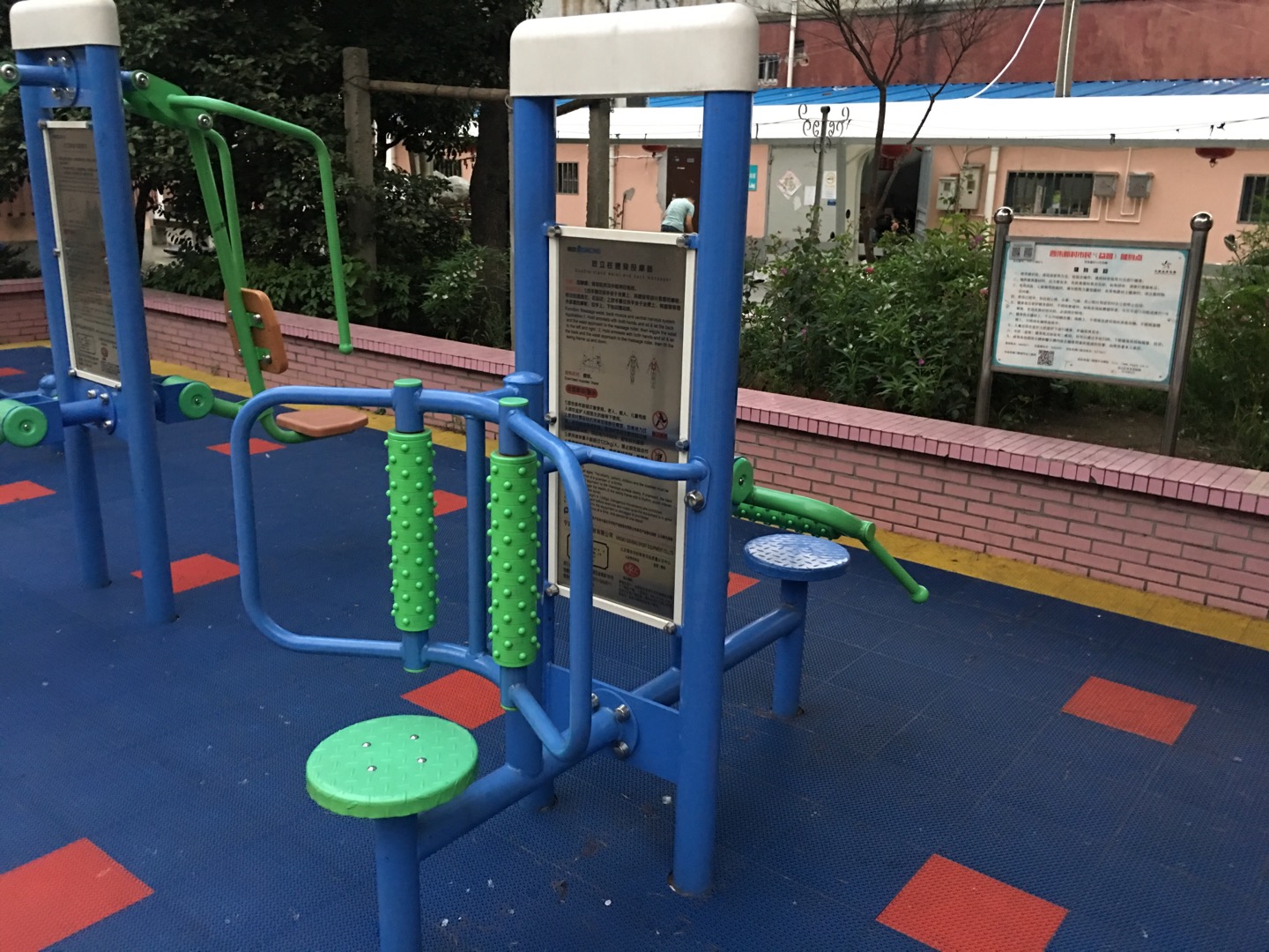 双立柱腰背按摩器