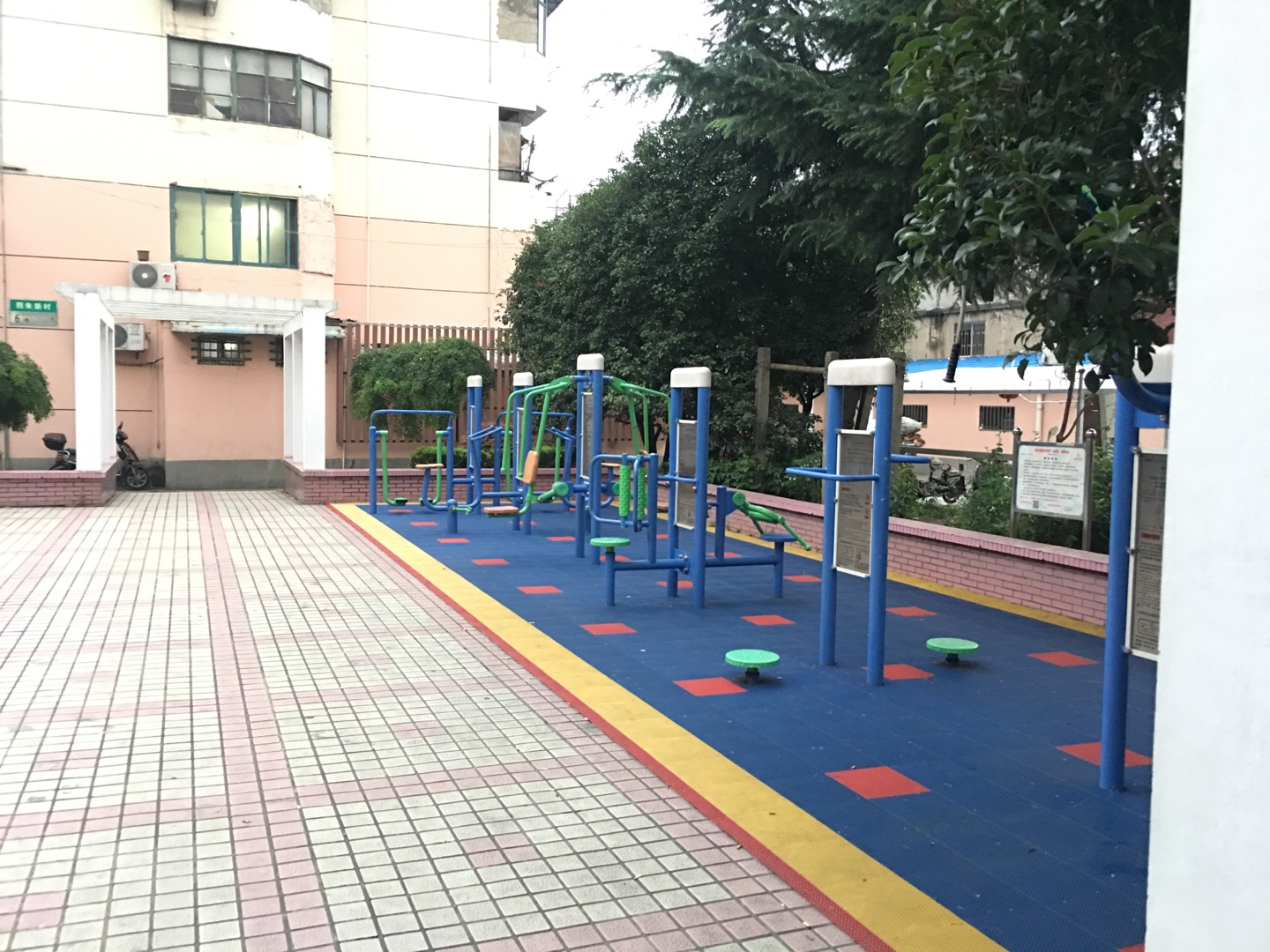 西朱新村居委健身点