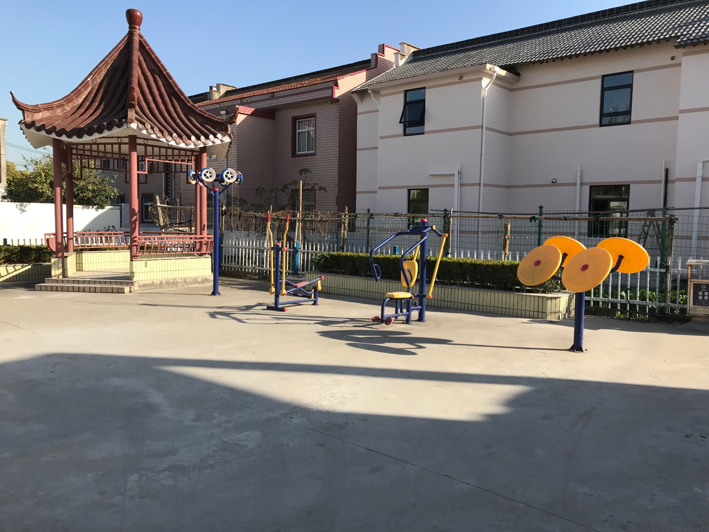 邓三村4组周家宅40号东健身路径