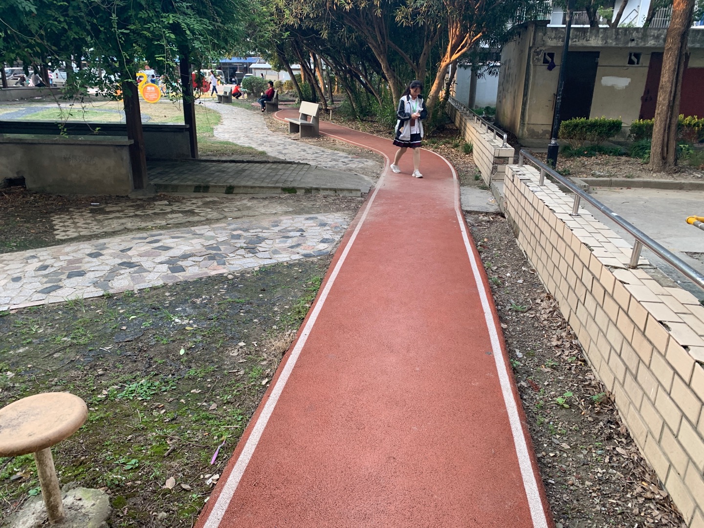 蓝天二村百姓健身步道