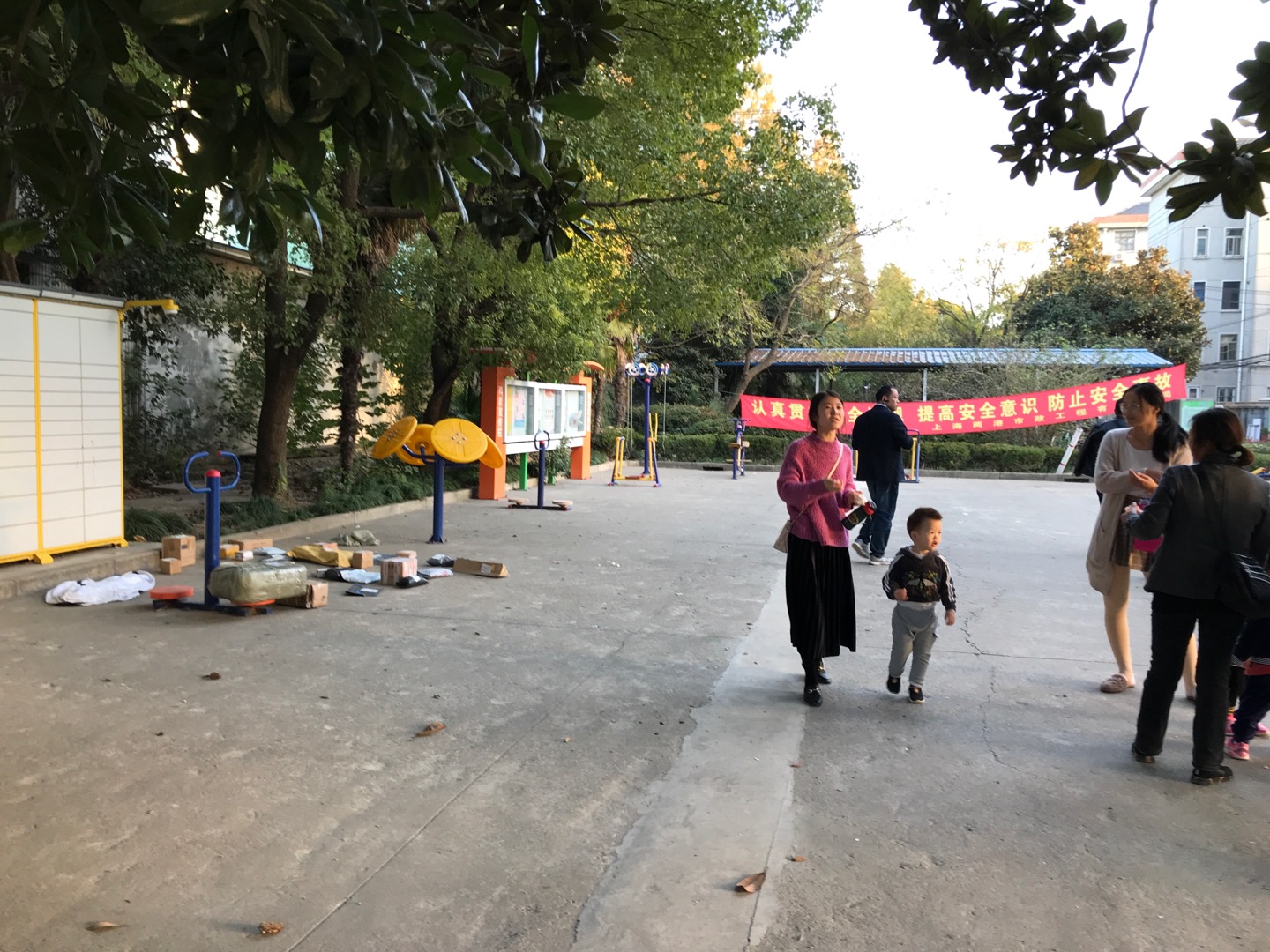 朝阳居委盐朝公路1446号（朝农新村内）健身路径