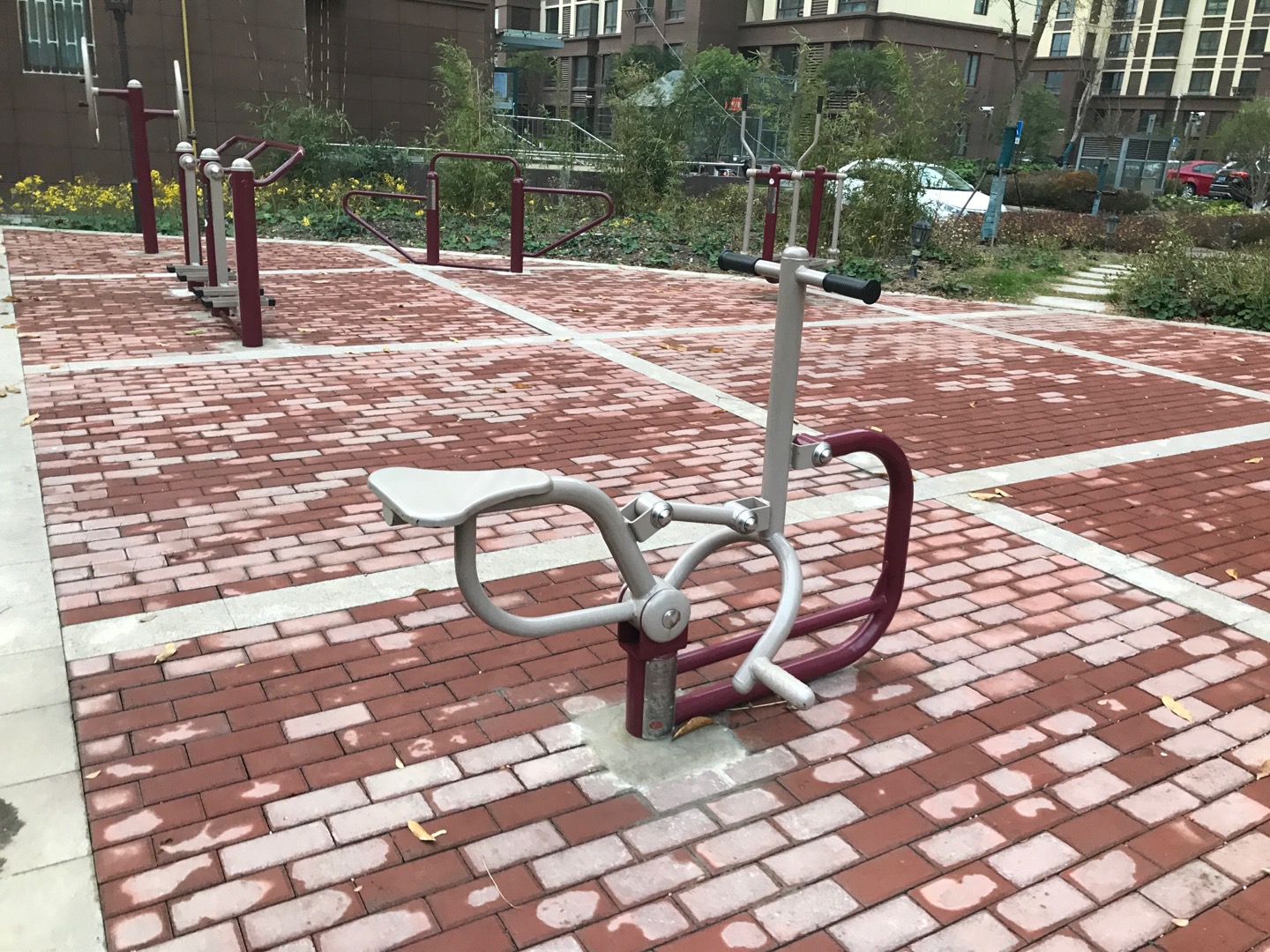 明卫家苑西区健身点