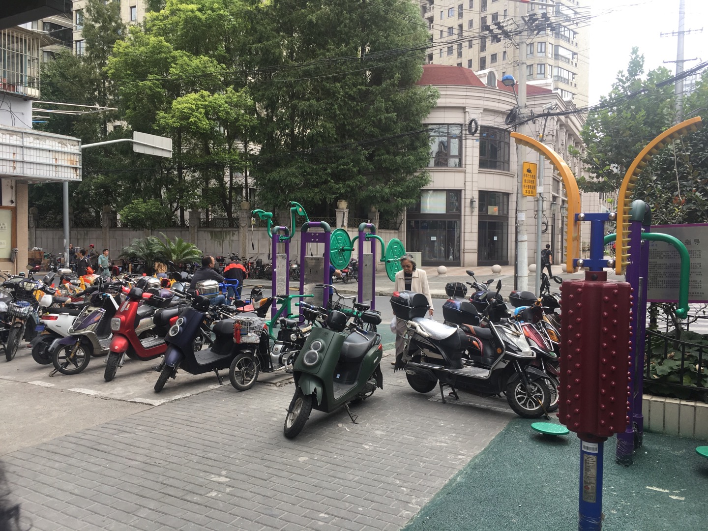 龙潭居委健身点