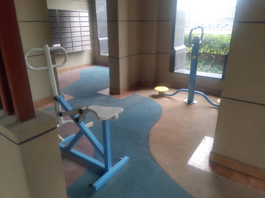 东方御府小区11号楼架空层市民健身点
