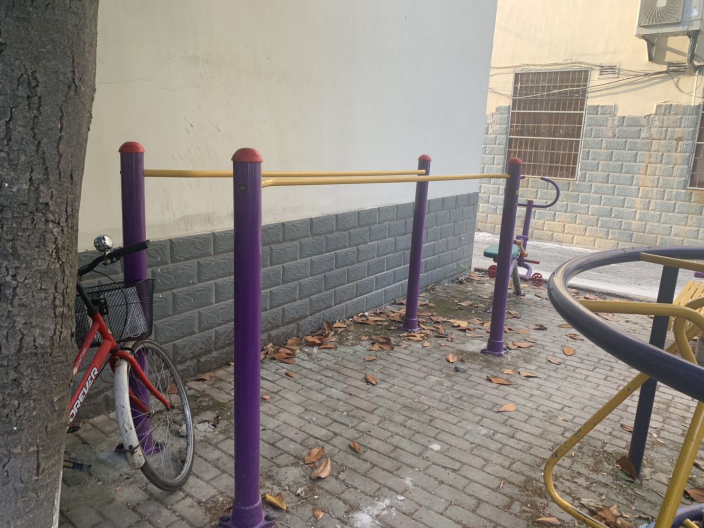双杠健身器