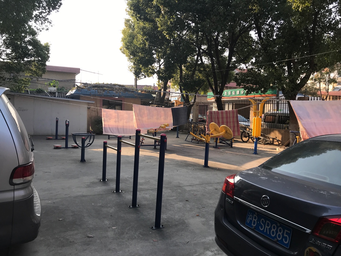 施镇居委施新路773弄3号北面健身路径