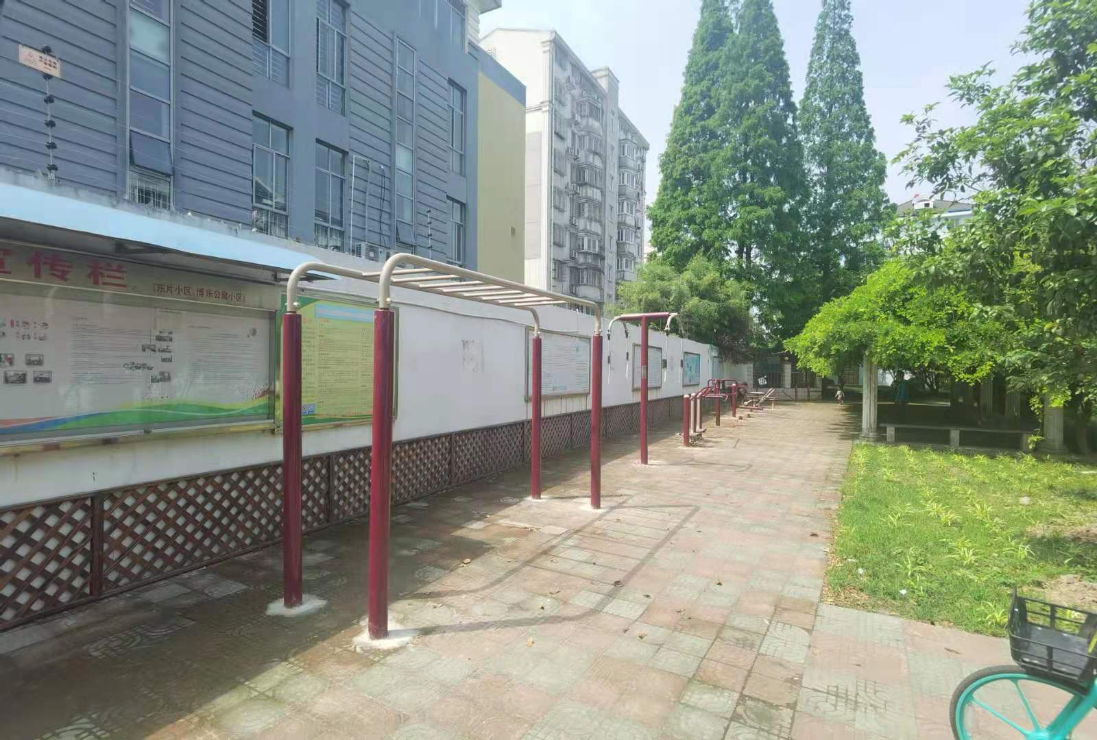 李园二村小花园健身点