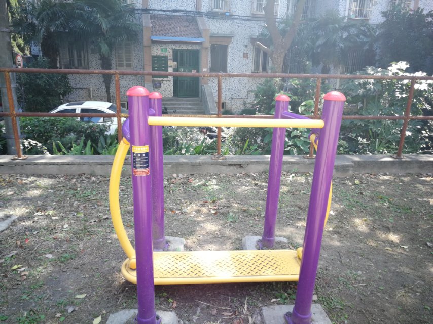 晃板健身器