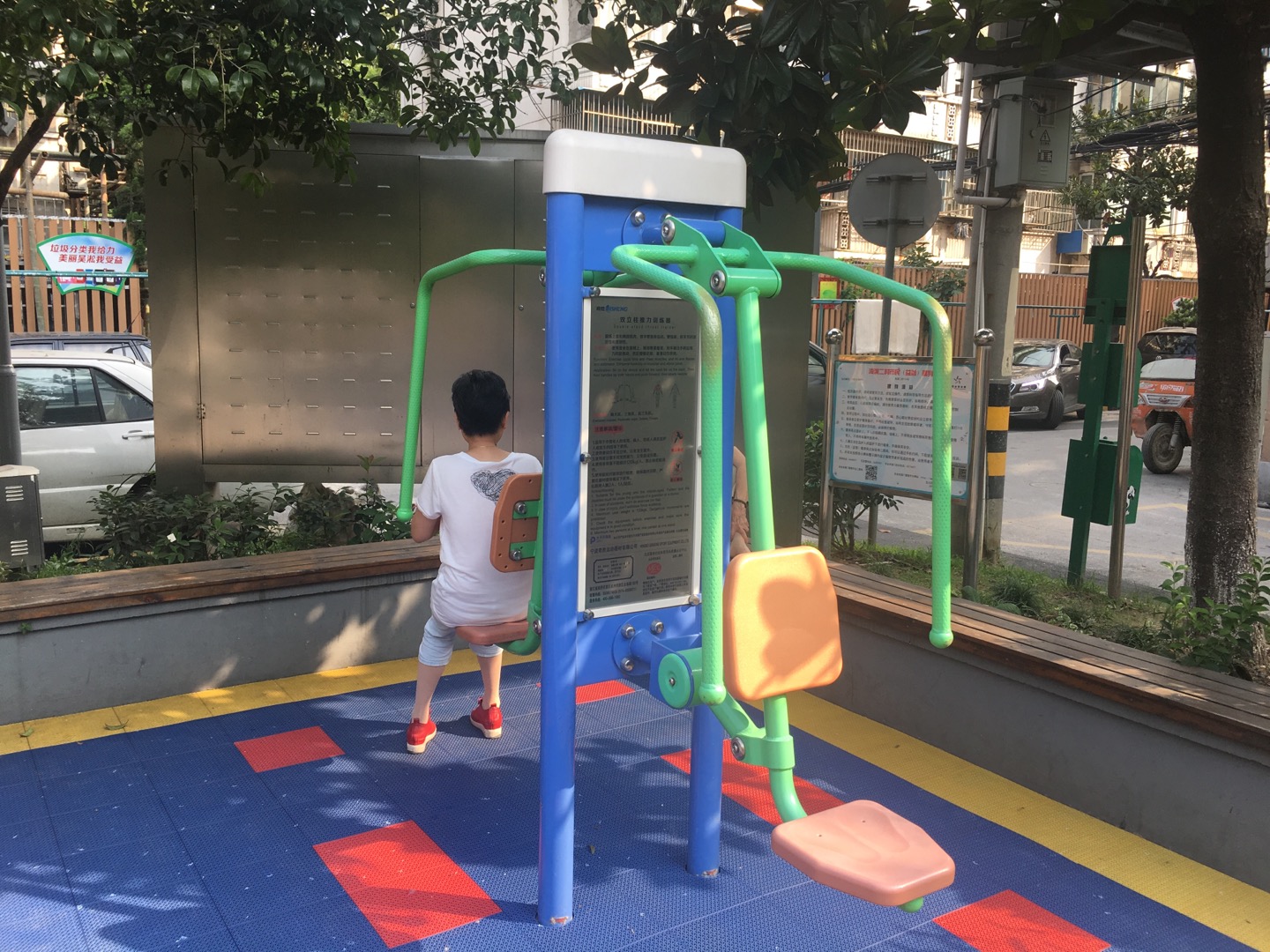 双立柱前推训练器