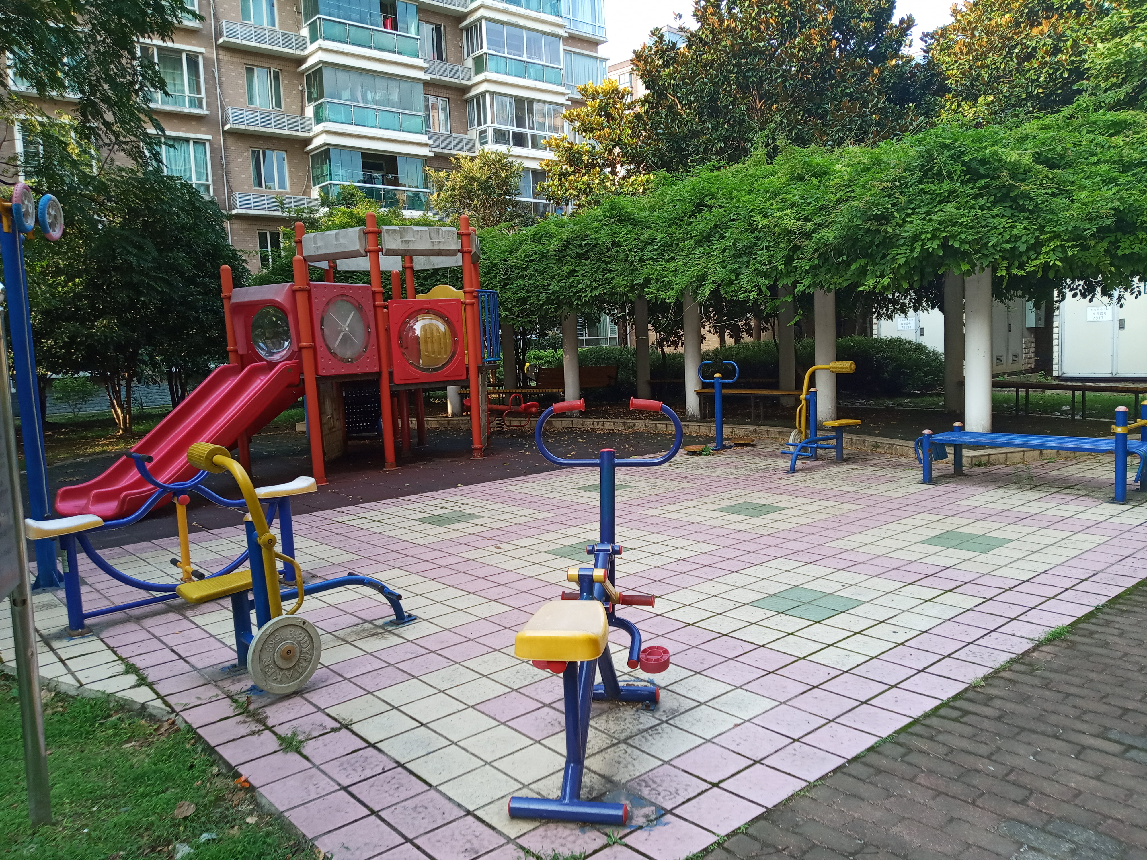 古龙一居居委E健身苑点