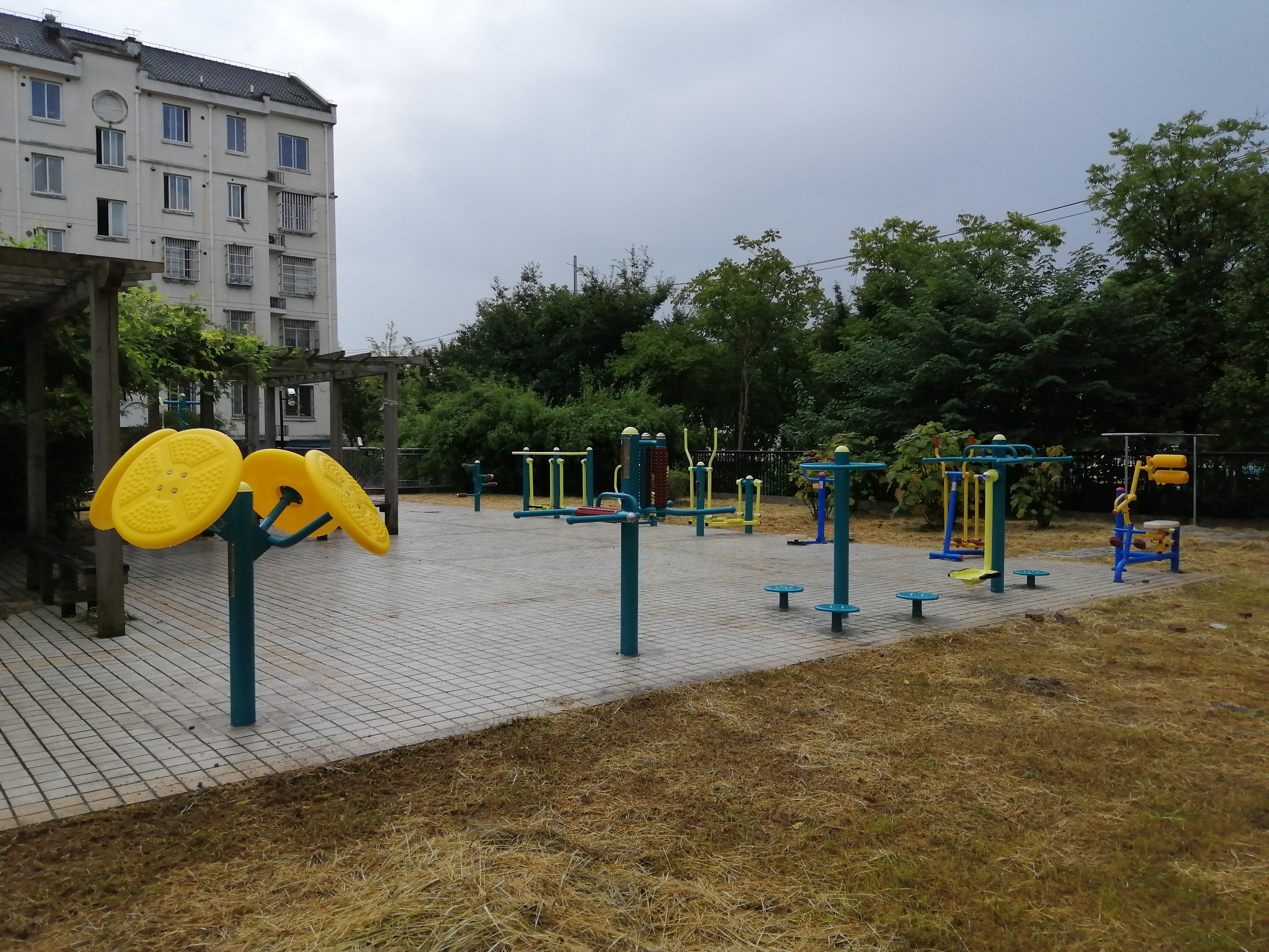 庆南居委地纬小区健身点