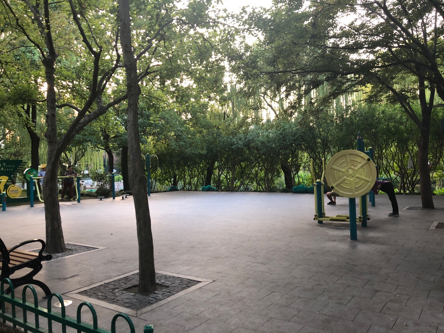 新成公园健身点