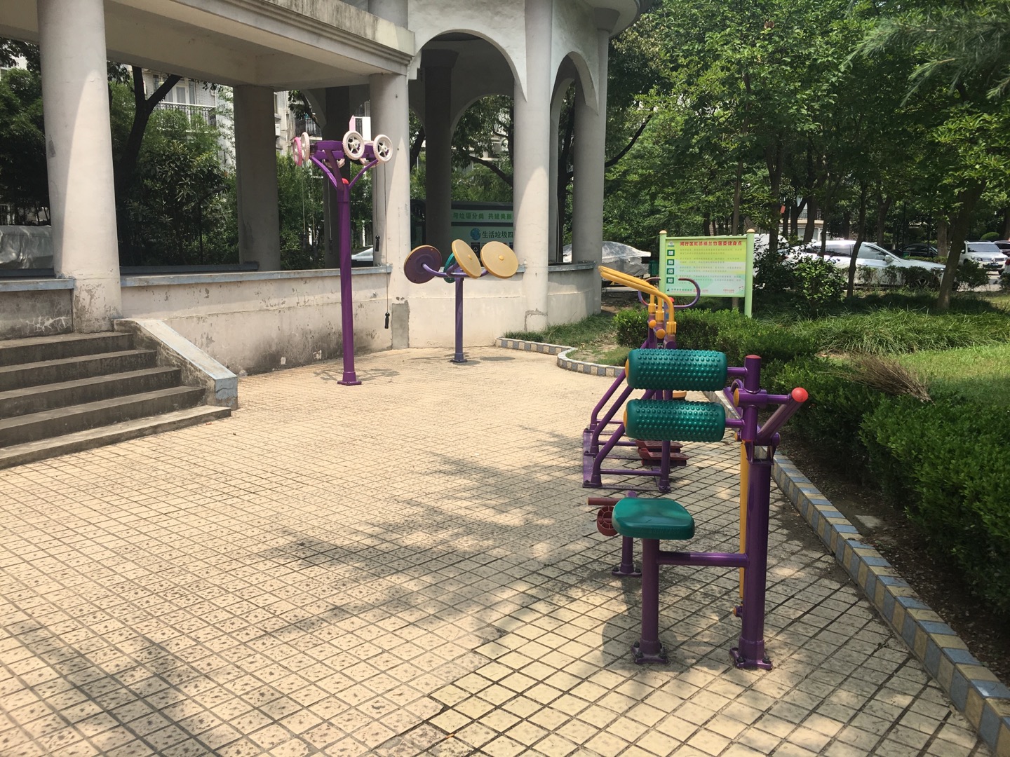 兰竹居委龙柏西郊公寓健身苑点