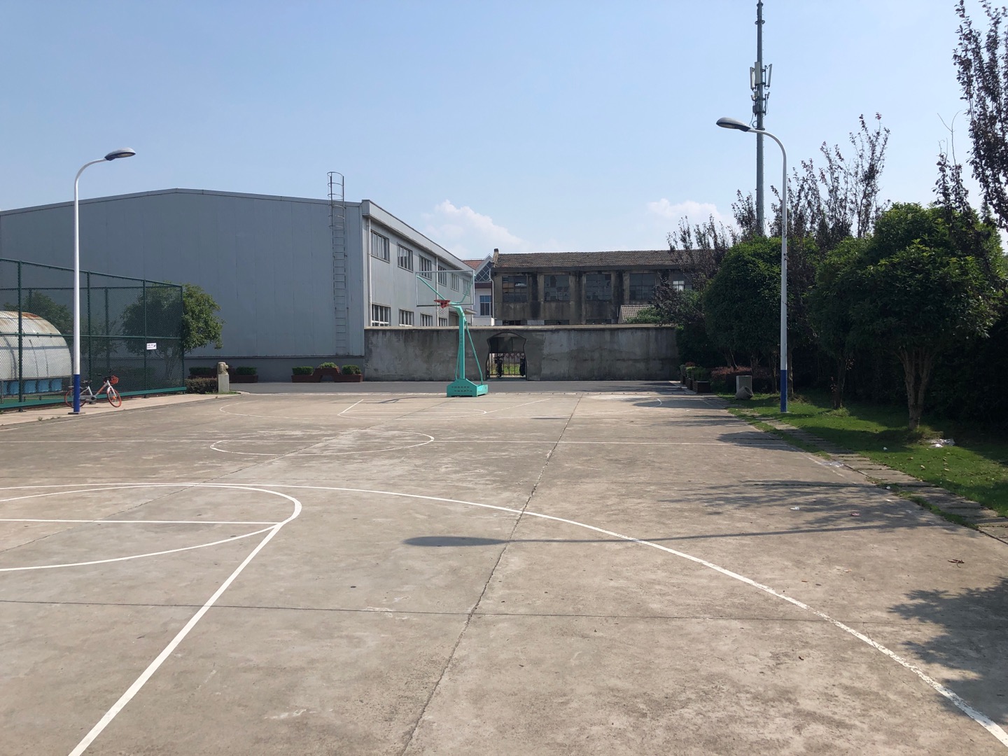 马桥镇民主村篮球场