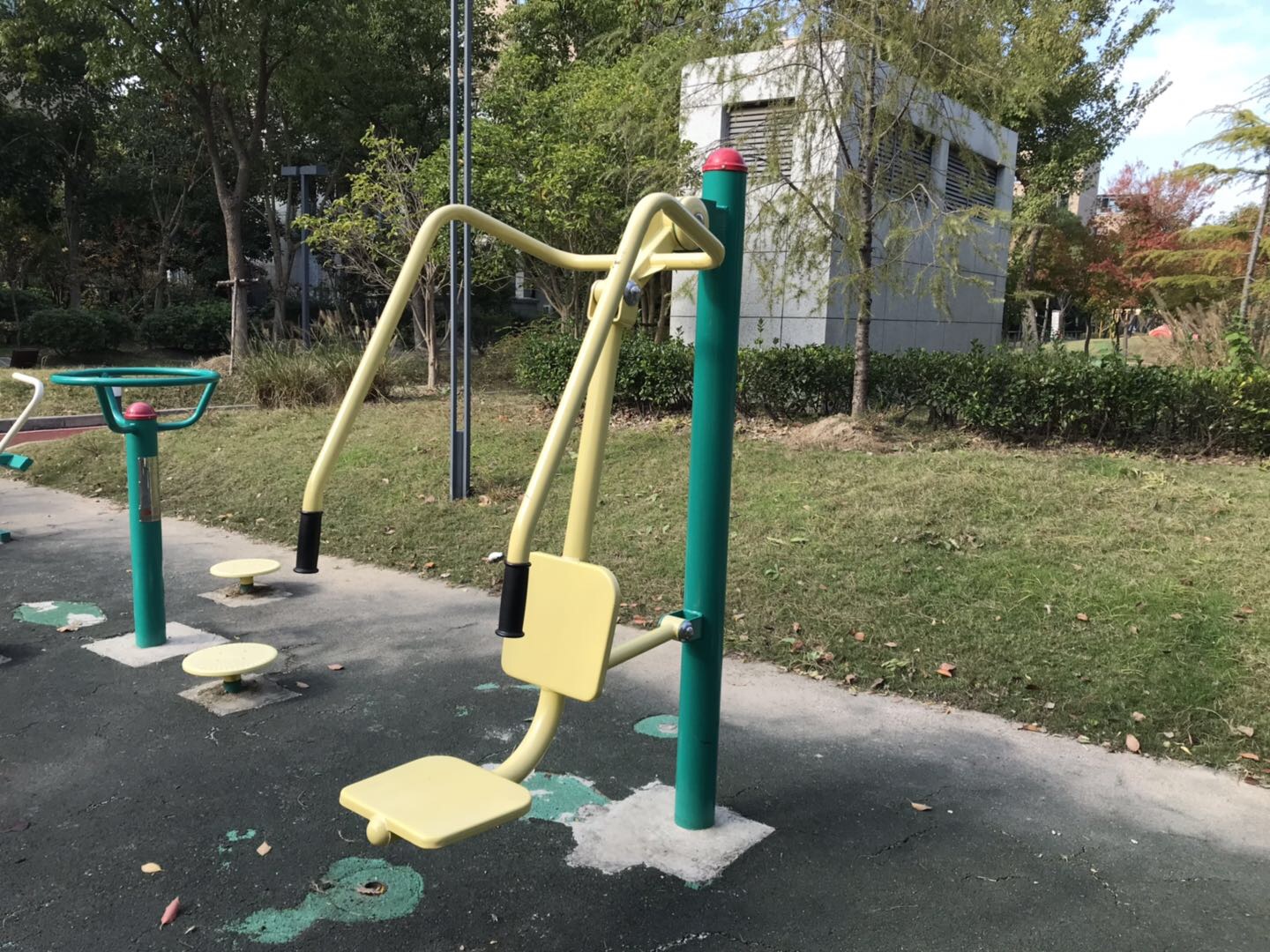 自重式坐推训练器