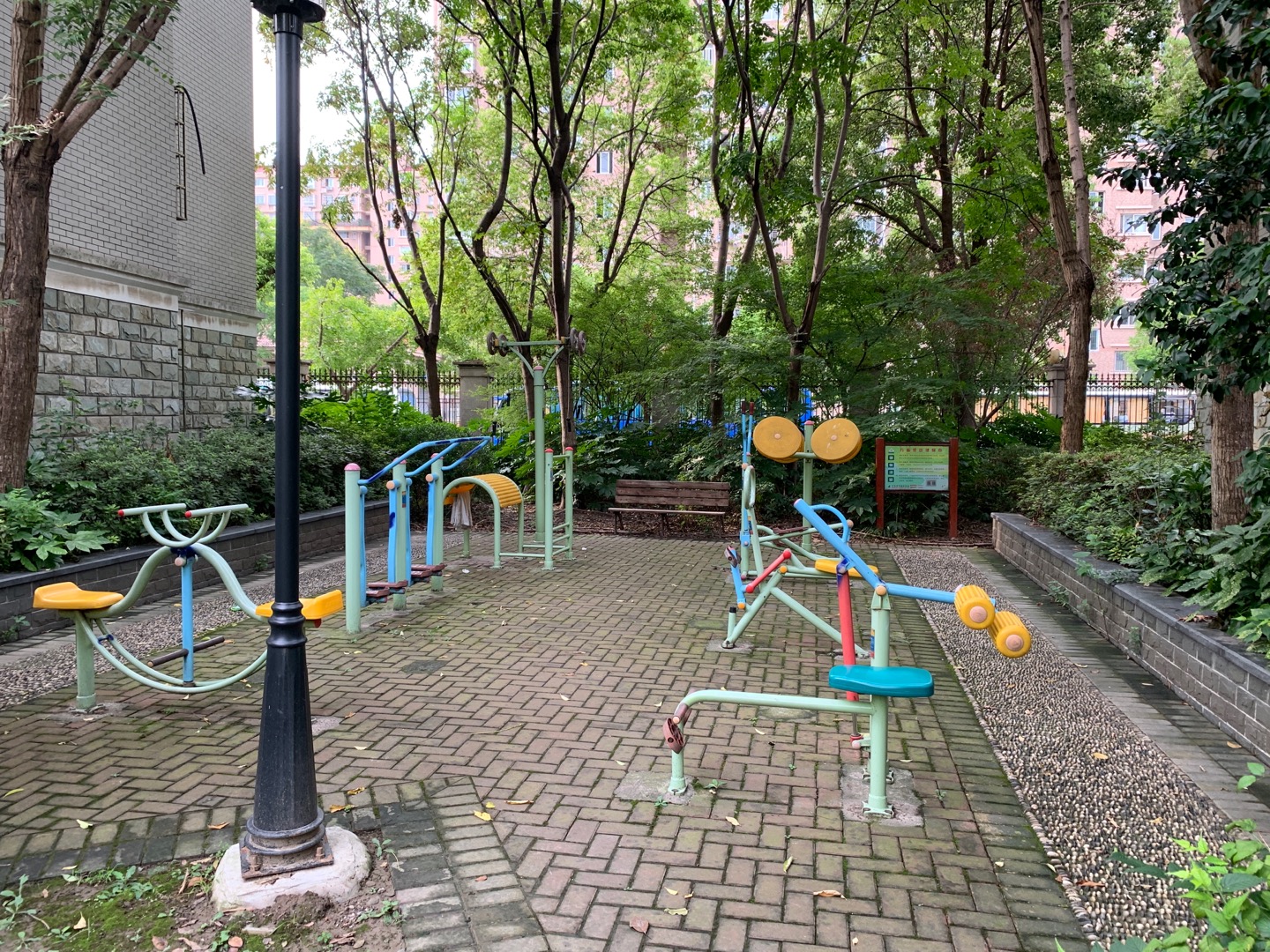 新梅苑居委万临家园健身点