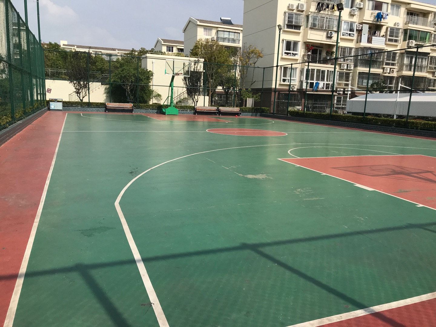 凤凰居住区篮球场