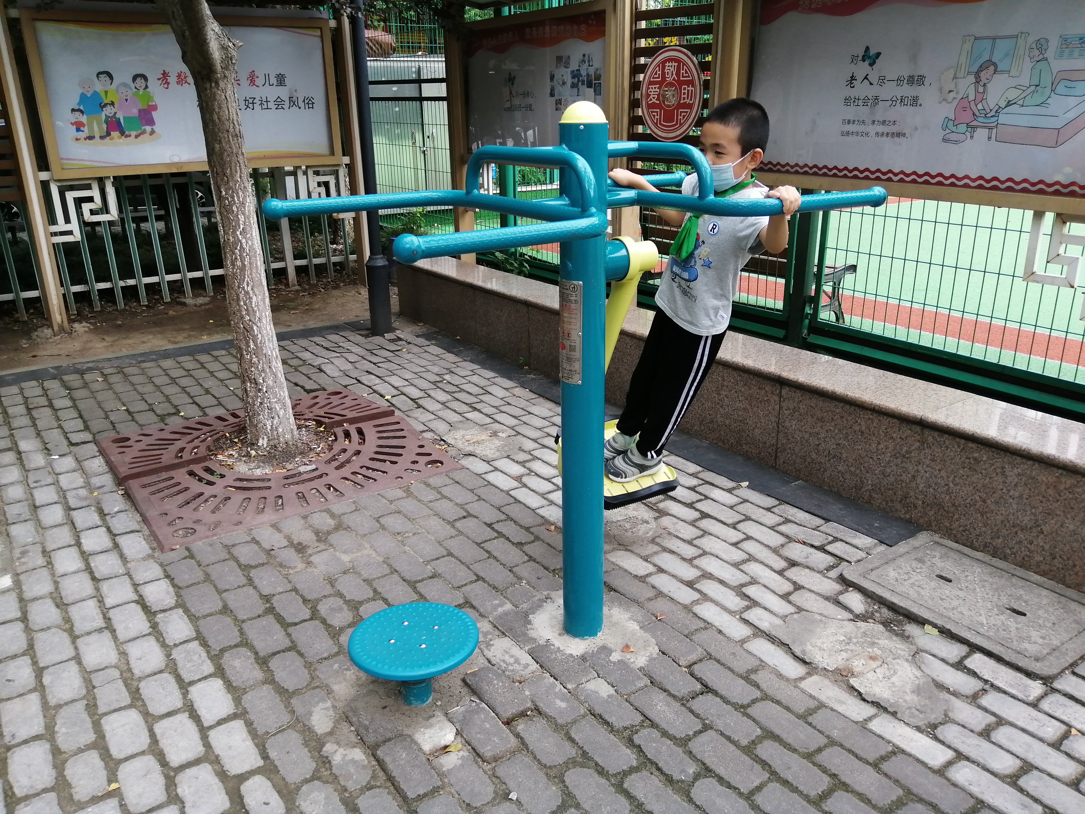 扭腰钟摆器