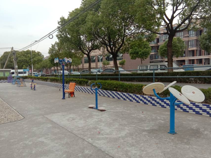 卫东村新村128号后健身路径