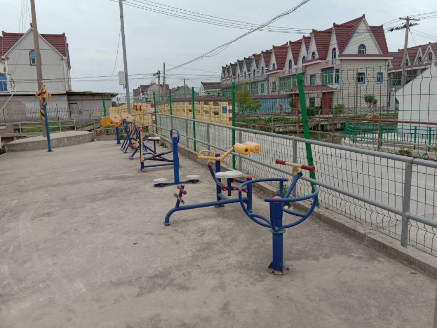 新东村19组竞新575号对面健身路径