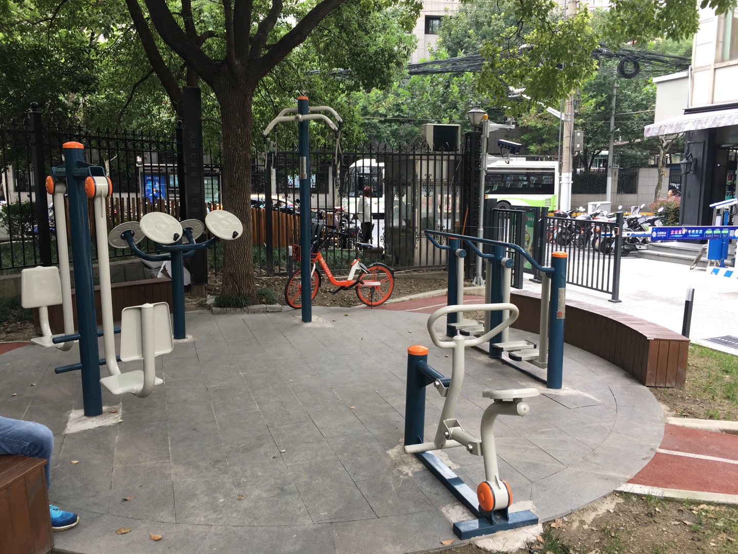 静安区曹家渡街道三和居委健身点 （武定路1135弄）