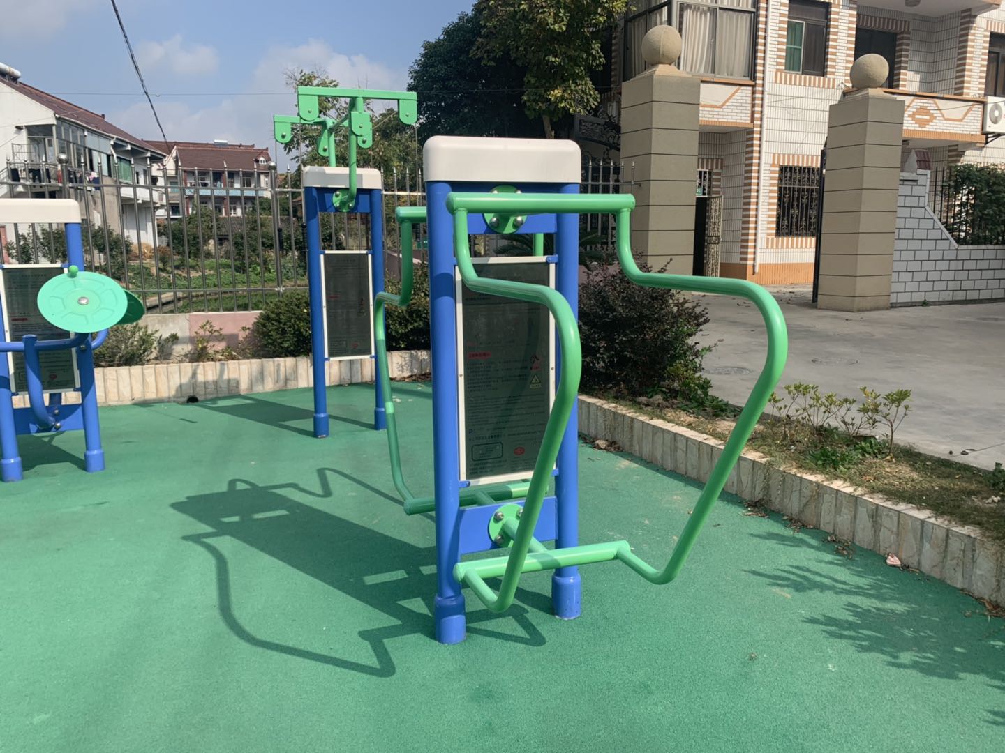 双立柱曲臂训练器