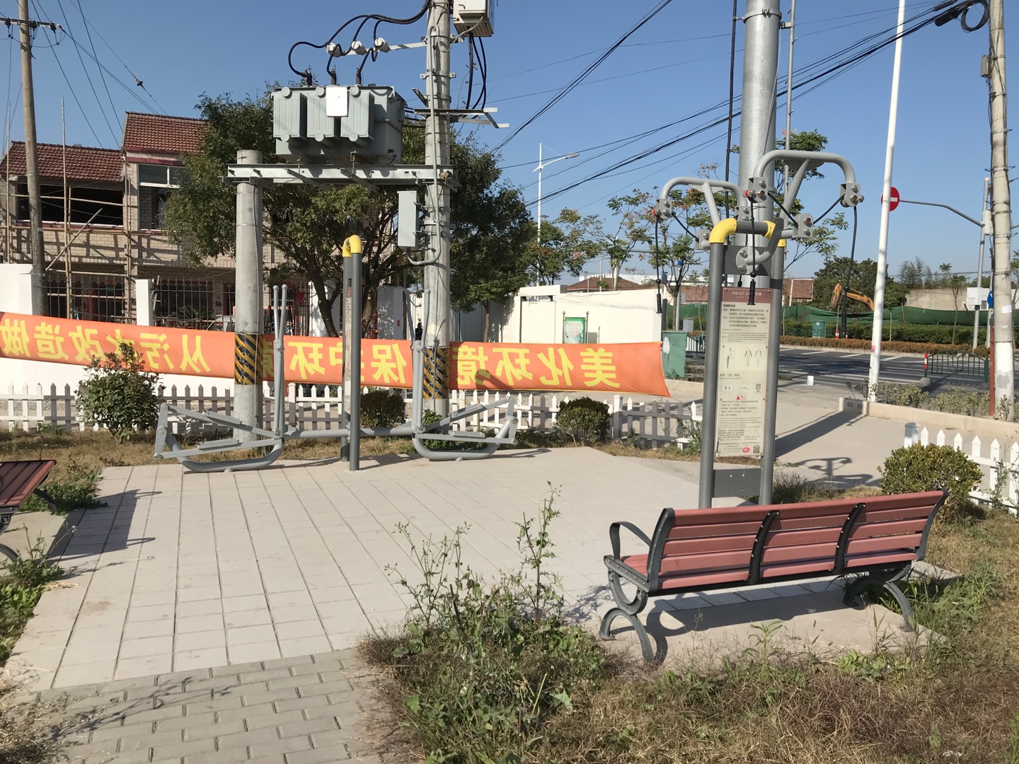 邓三村3组川南奉公路4298号东健身路径