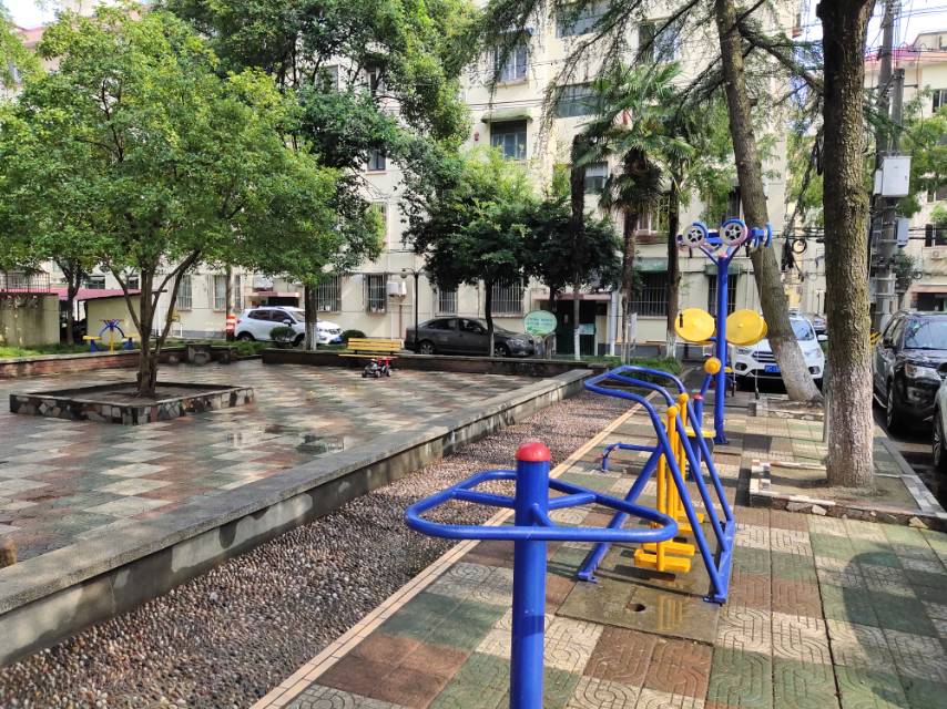 汇龙潭居委健身点