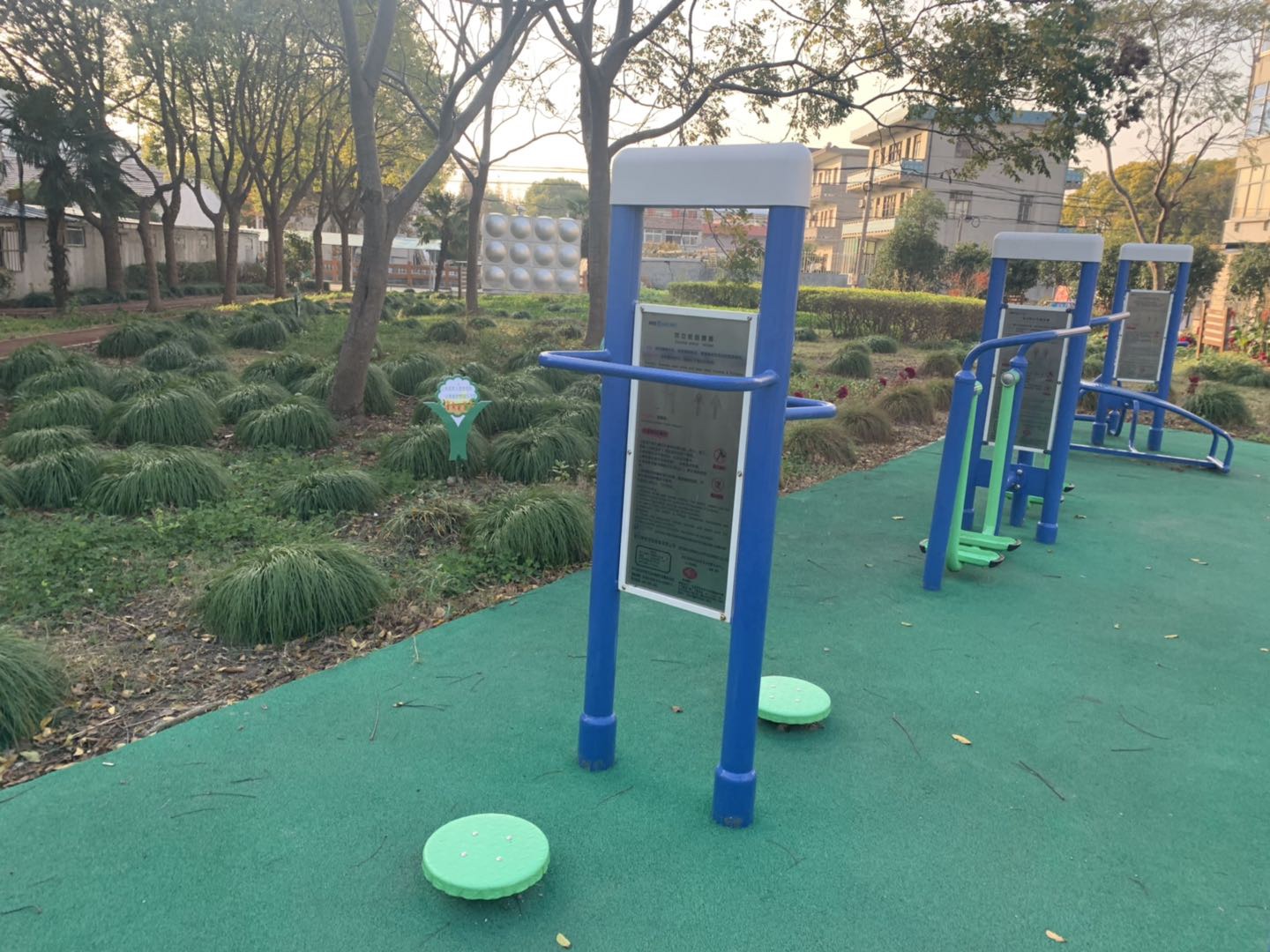 双立柱扭腰器