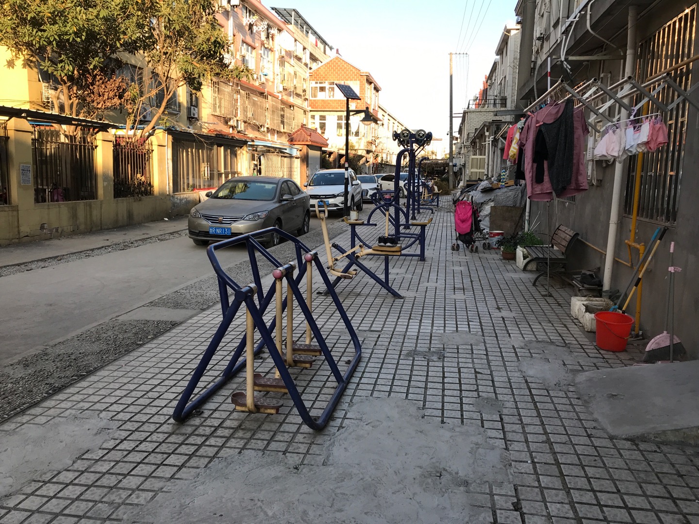 东港花苑居委金山路工业城一区36号南健身路径