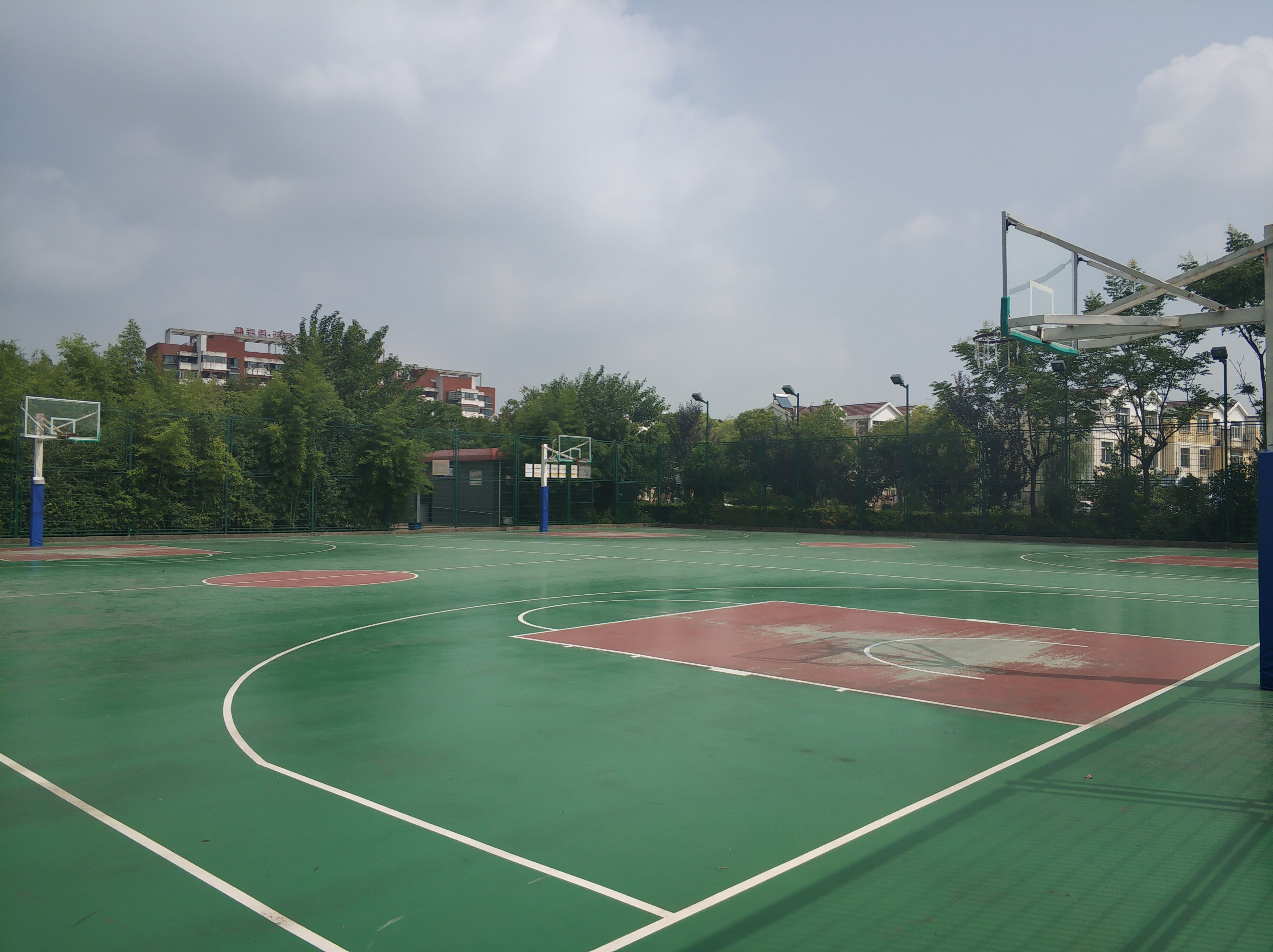民惠广场篮球场