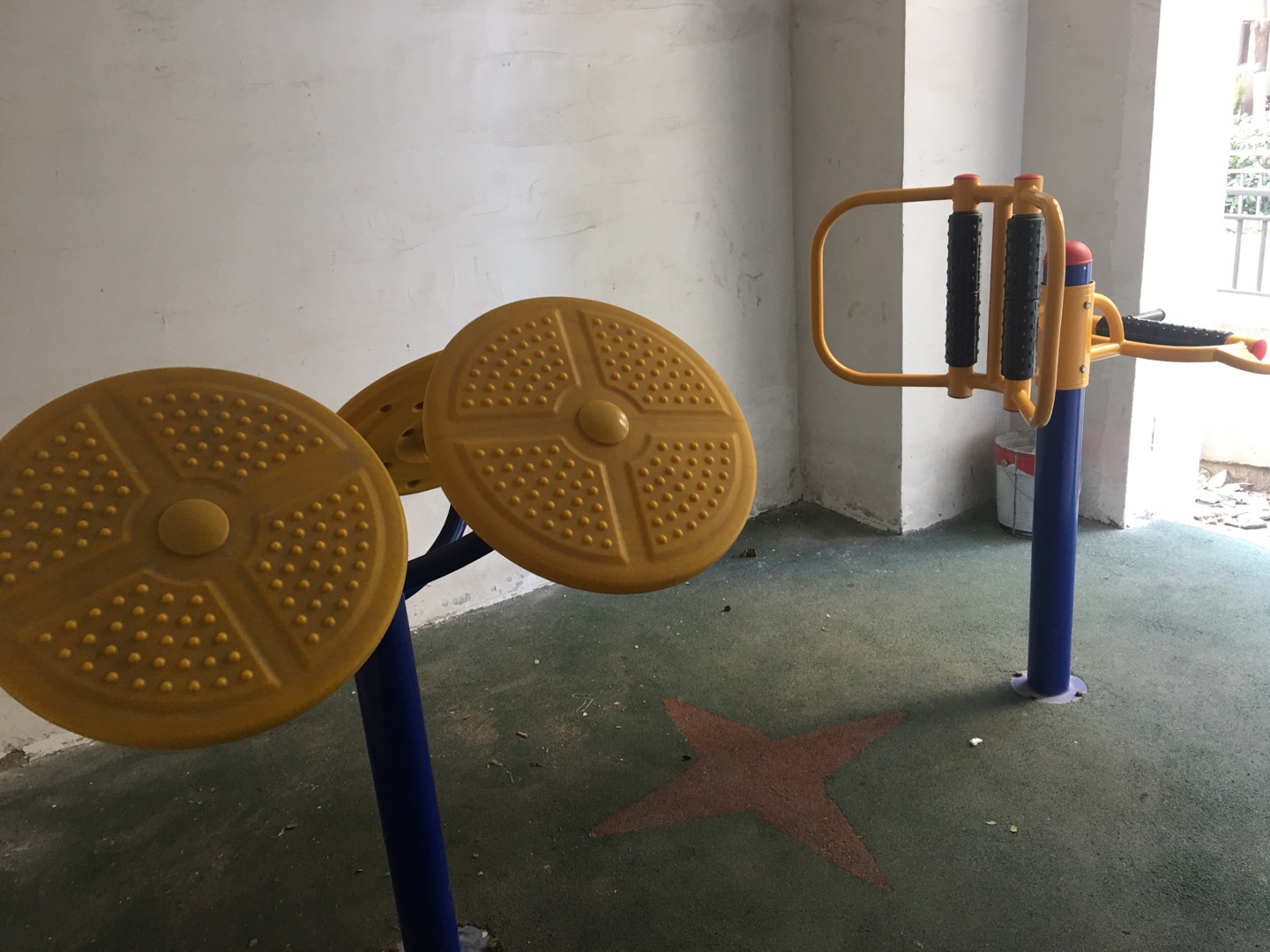 绿地臻品嘉园小区889弄98号底楼市民健身点