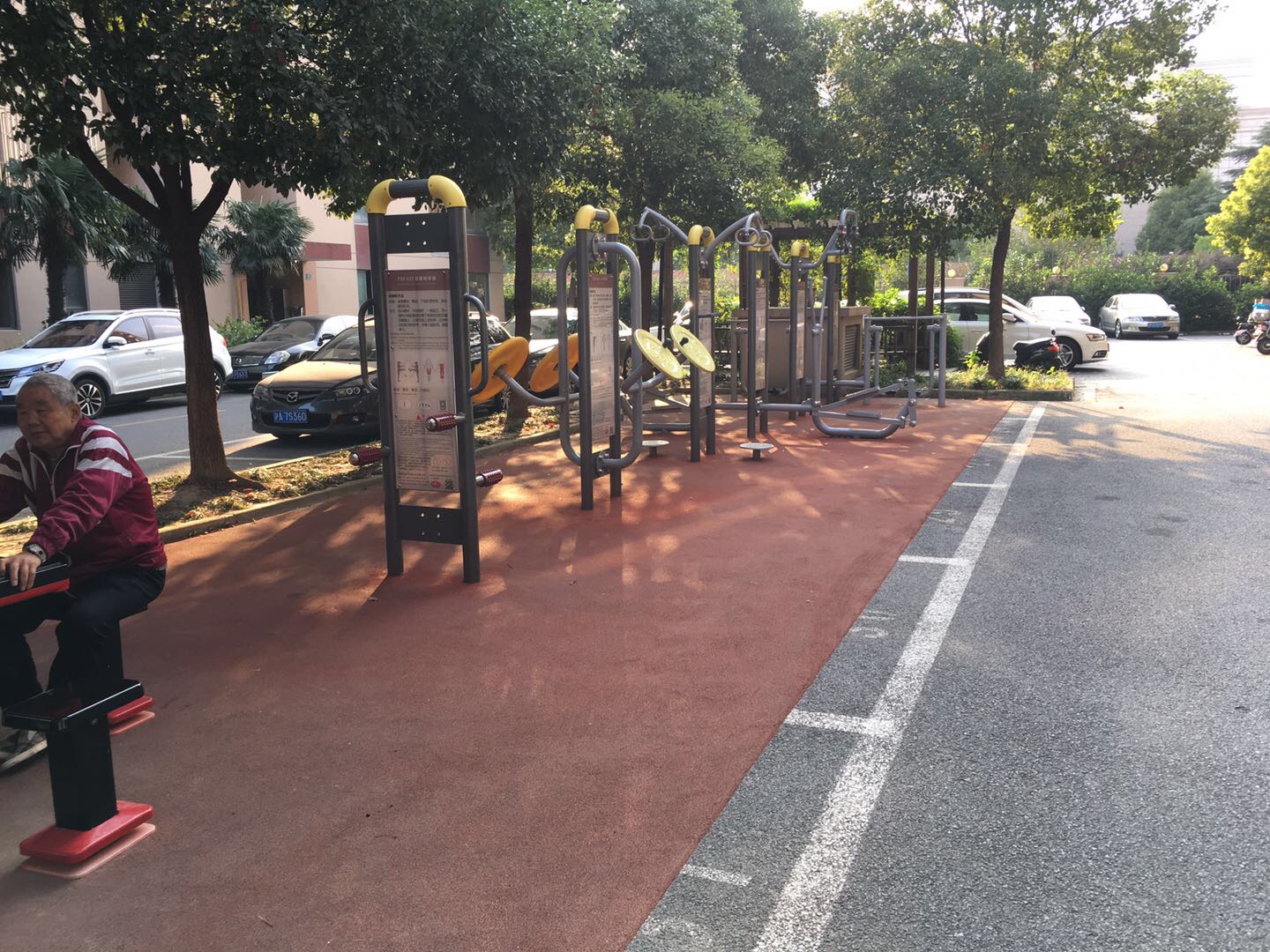 场中二居委益智健身点