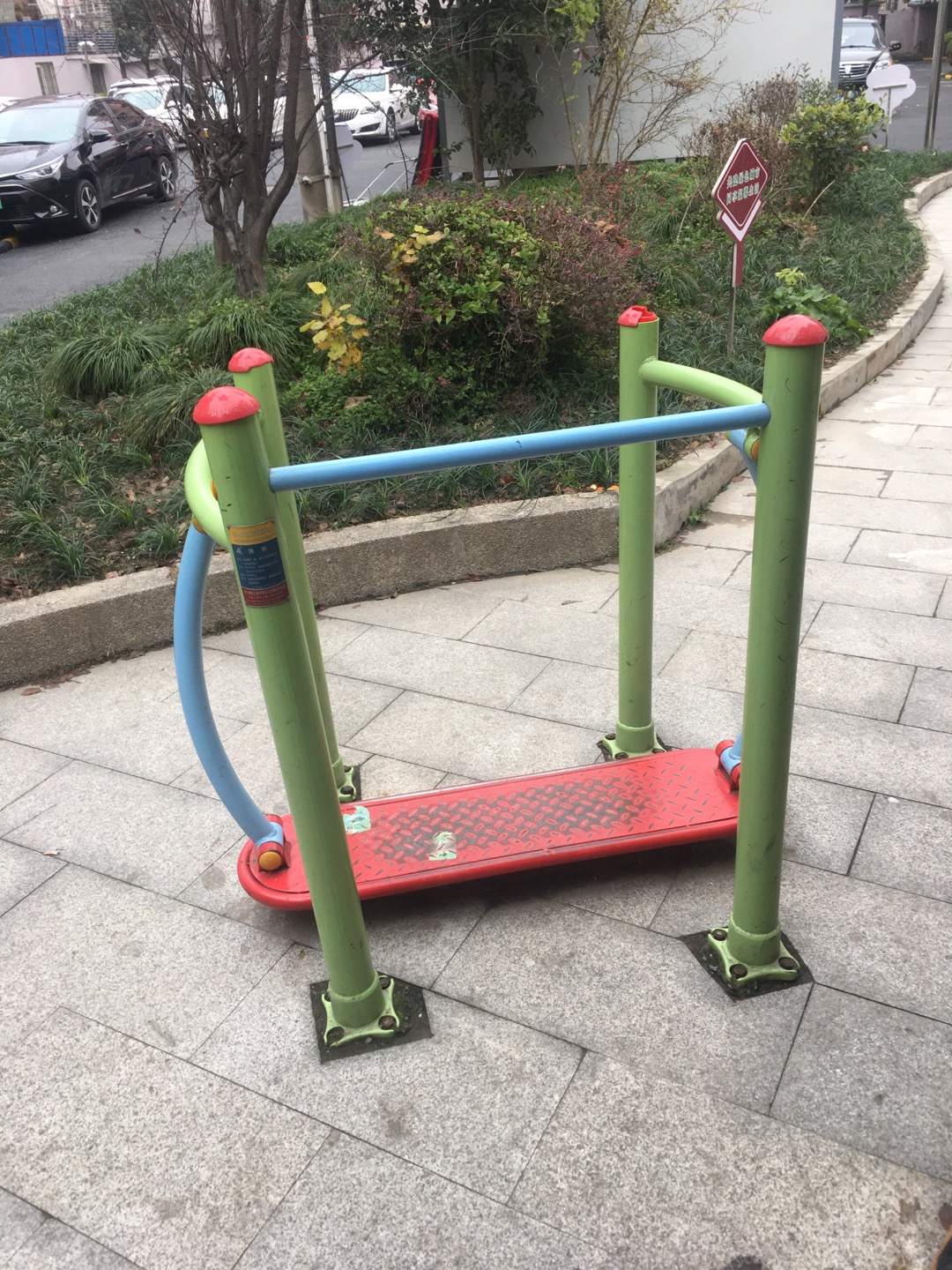 晃板健身器