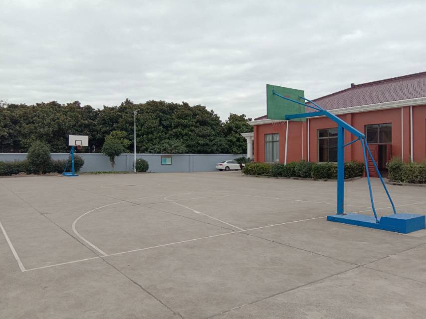 栏杆村篮球场