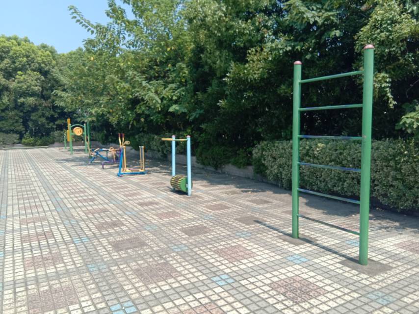 彭赵小区中区市民健身点2