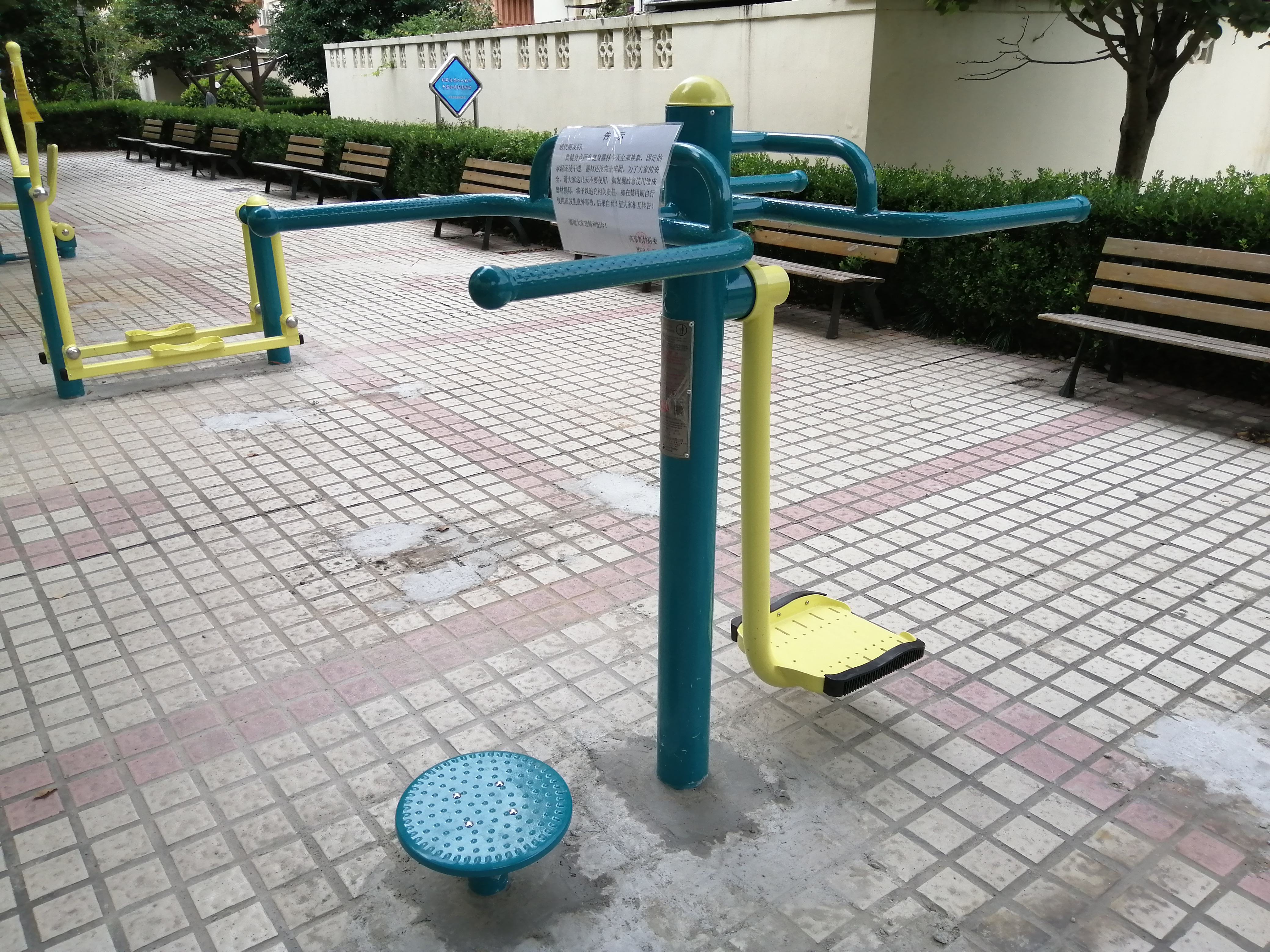 扭腰钟摆器