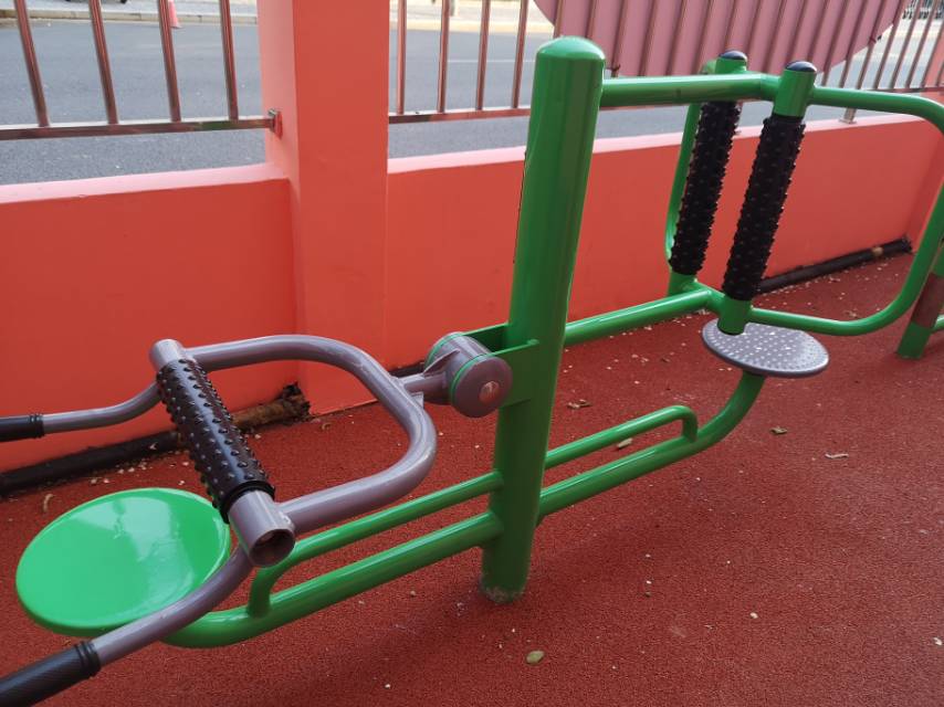 互动式坐蹬推拉训练器
