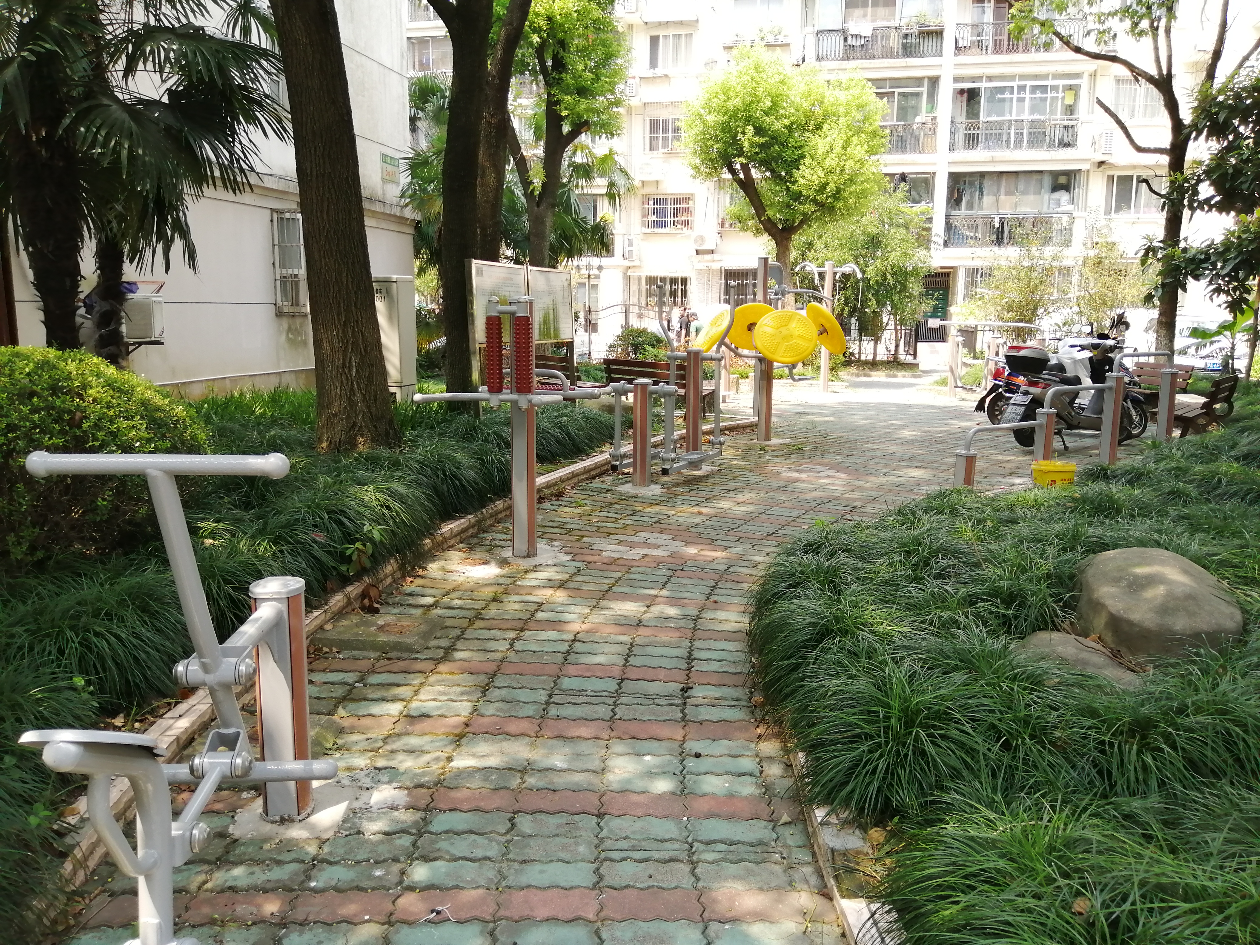 凌十六居委健身点1