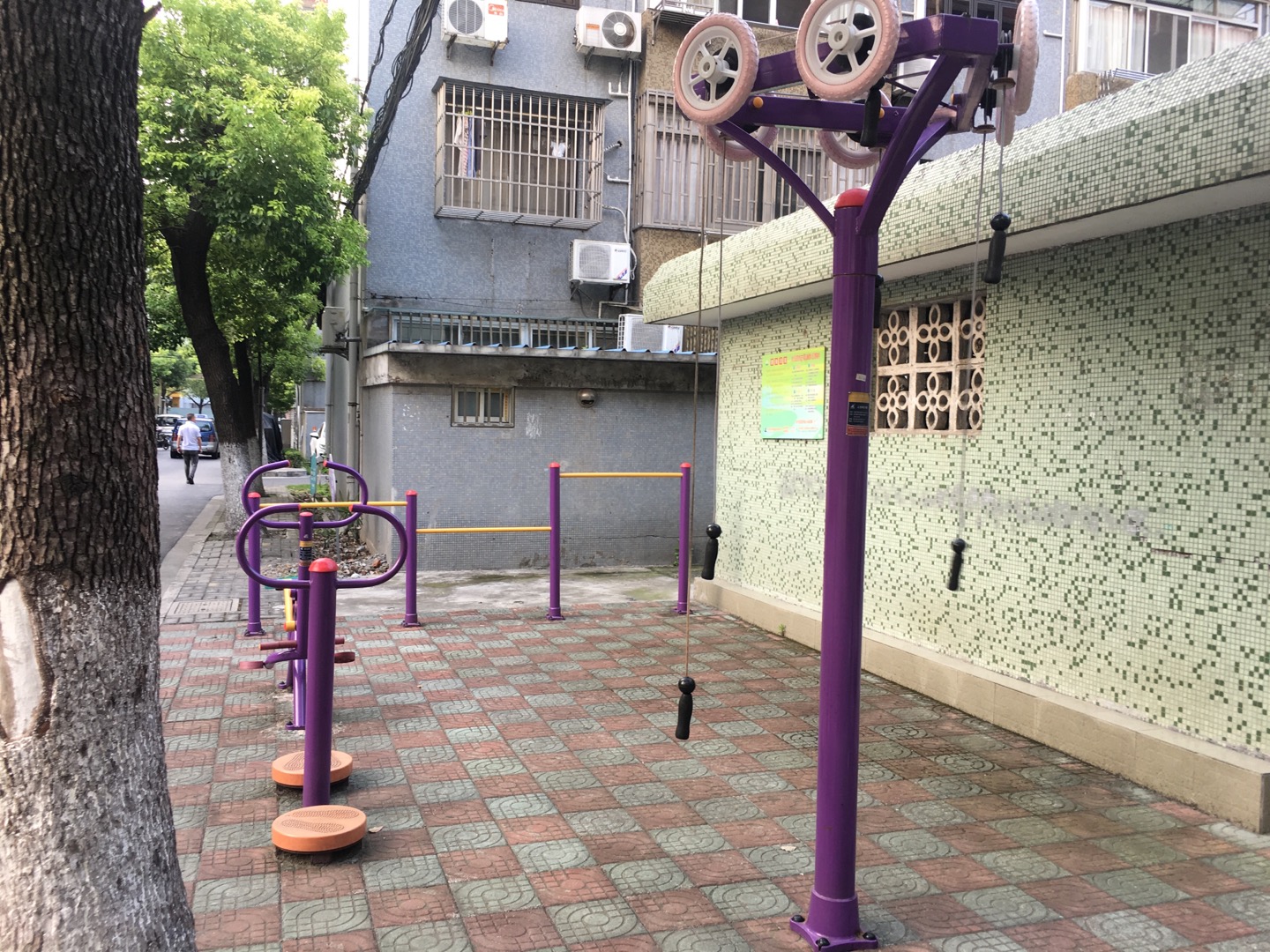 先锋公寓居委龙柏三村西小区健身点