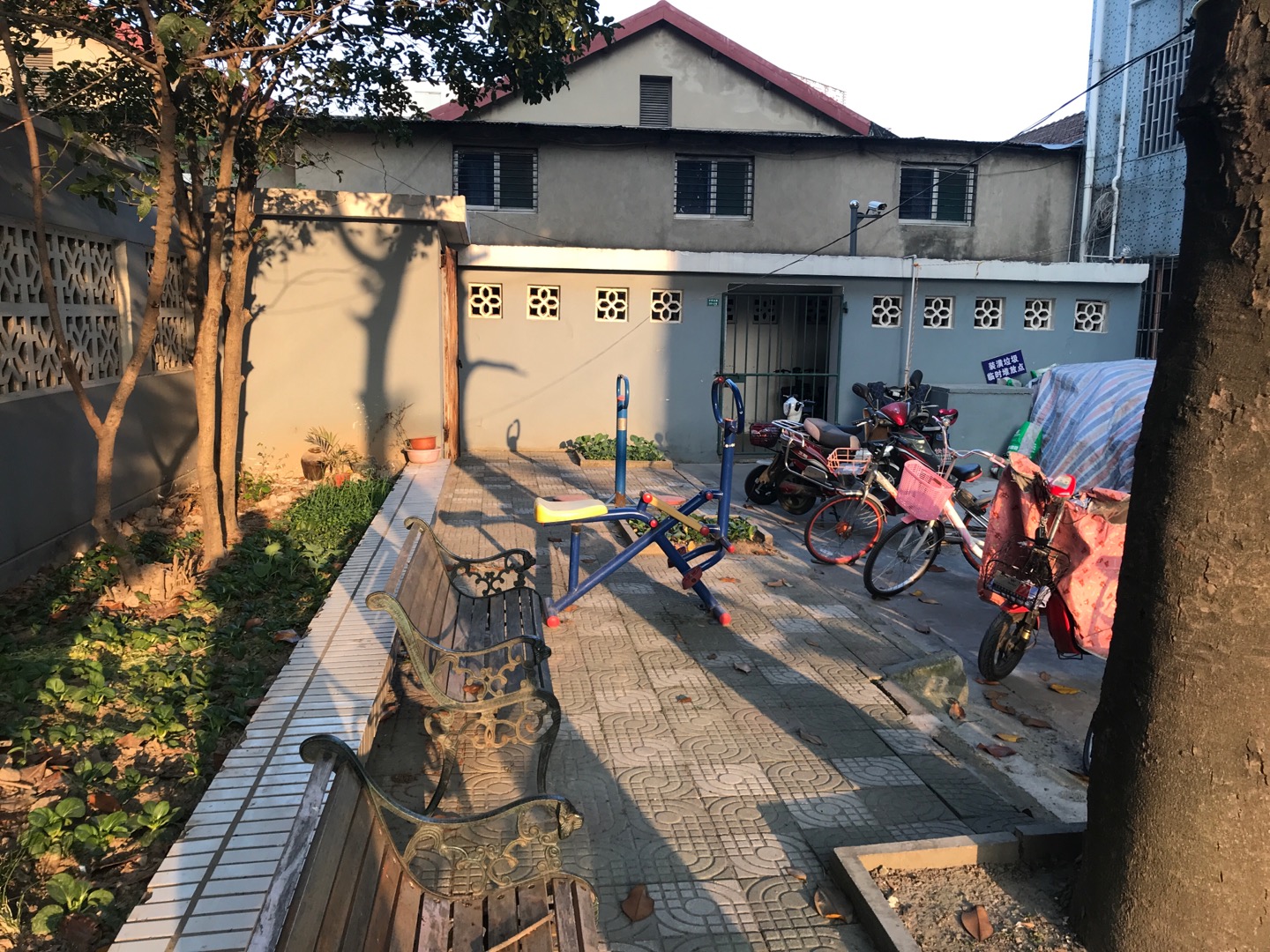 施镇居委水闸北路201弄1号北面健身路径