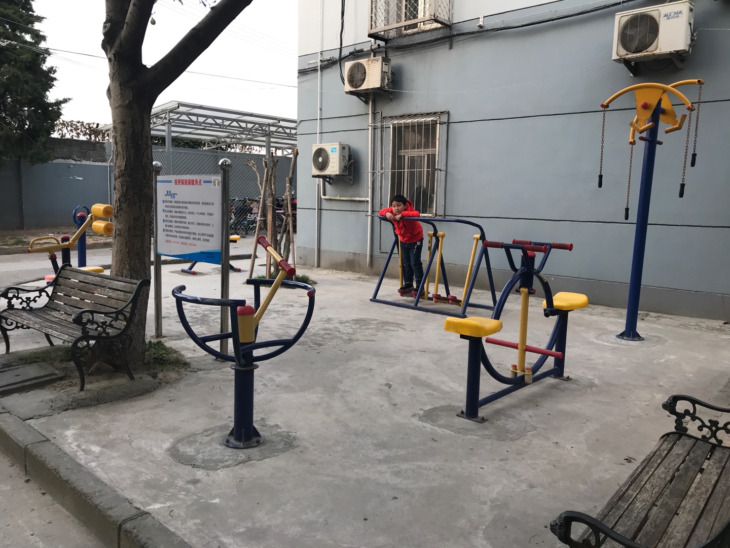 施镇居委施宏路539弄3号西面健身路径