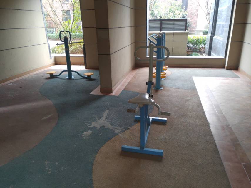 东方御府小区5号楼架空层市民健身点