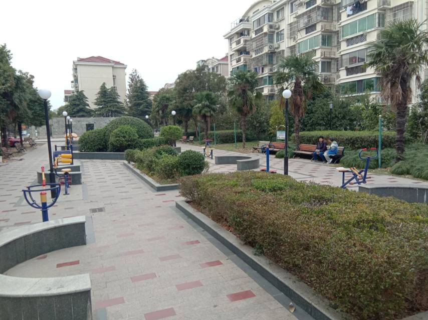 百欣苑居委东亭路836路4幢-5幢间健身路径